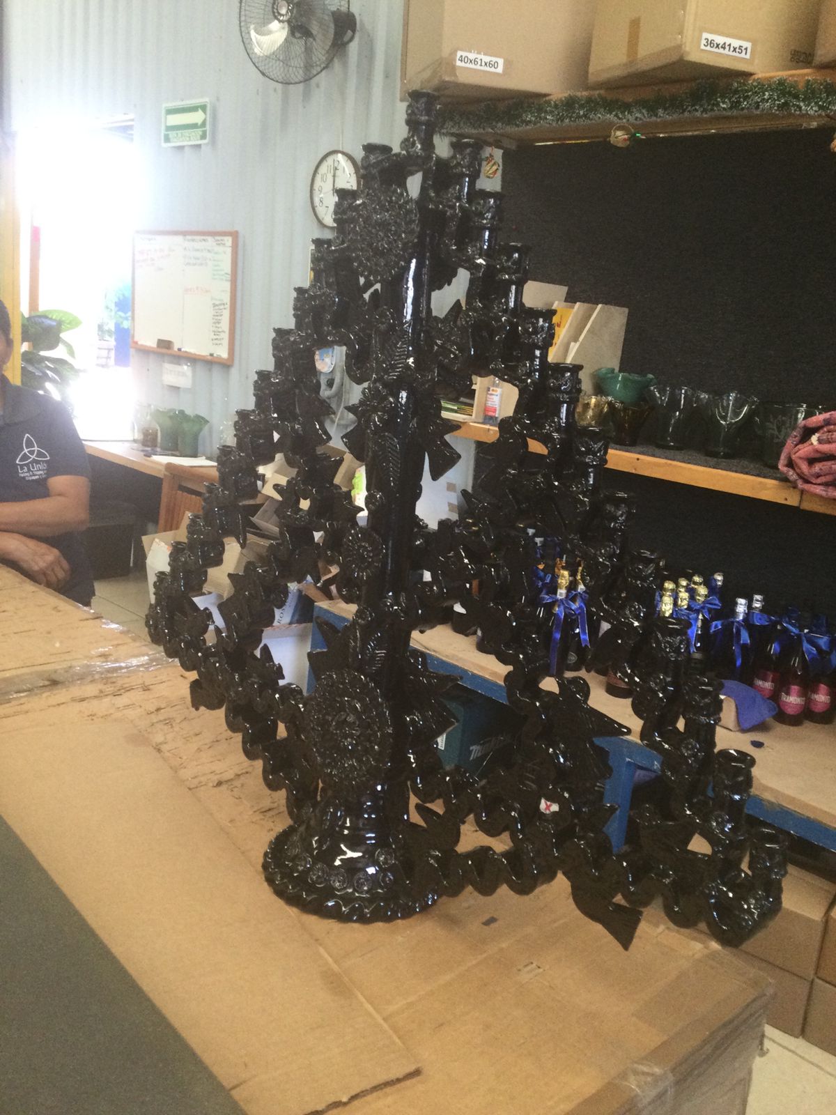 Inspección y envoltura inicial de candelabro de barro